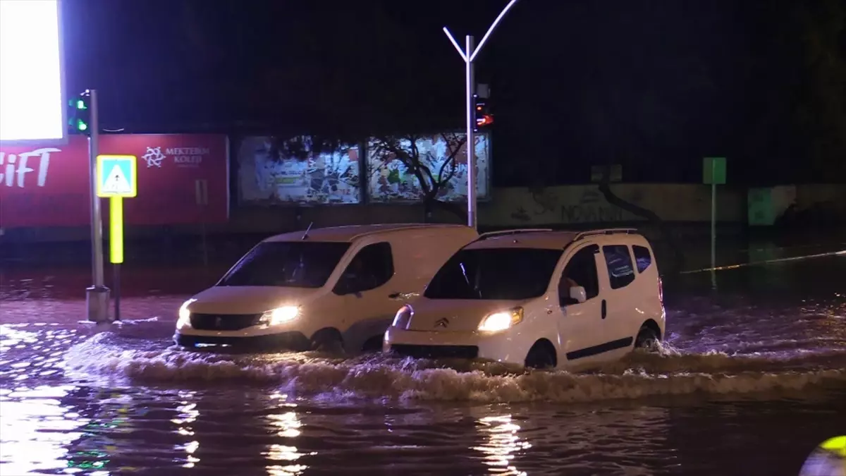Adana'da Sağanak Yağış Hayatı Olumsuz Etkiledi