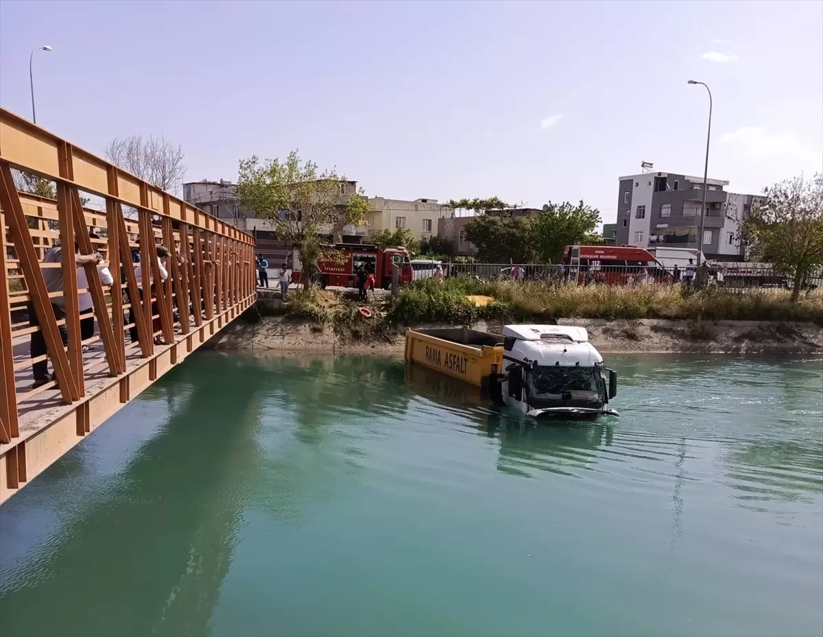 Adana'da Sulama Kanalına Düşen Tırın Sürücüsü Kurtarıldı