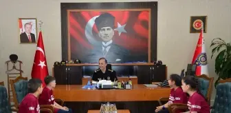 Adana Emniyet Müdürü, 23 Nisan Bayramı'nda Öğrenciye Makam Koltuğunu Bıraktı