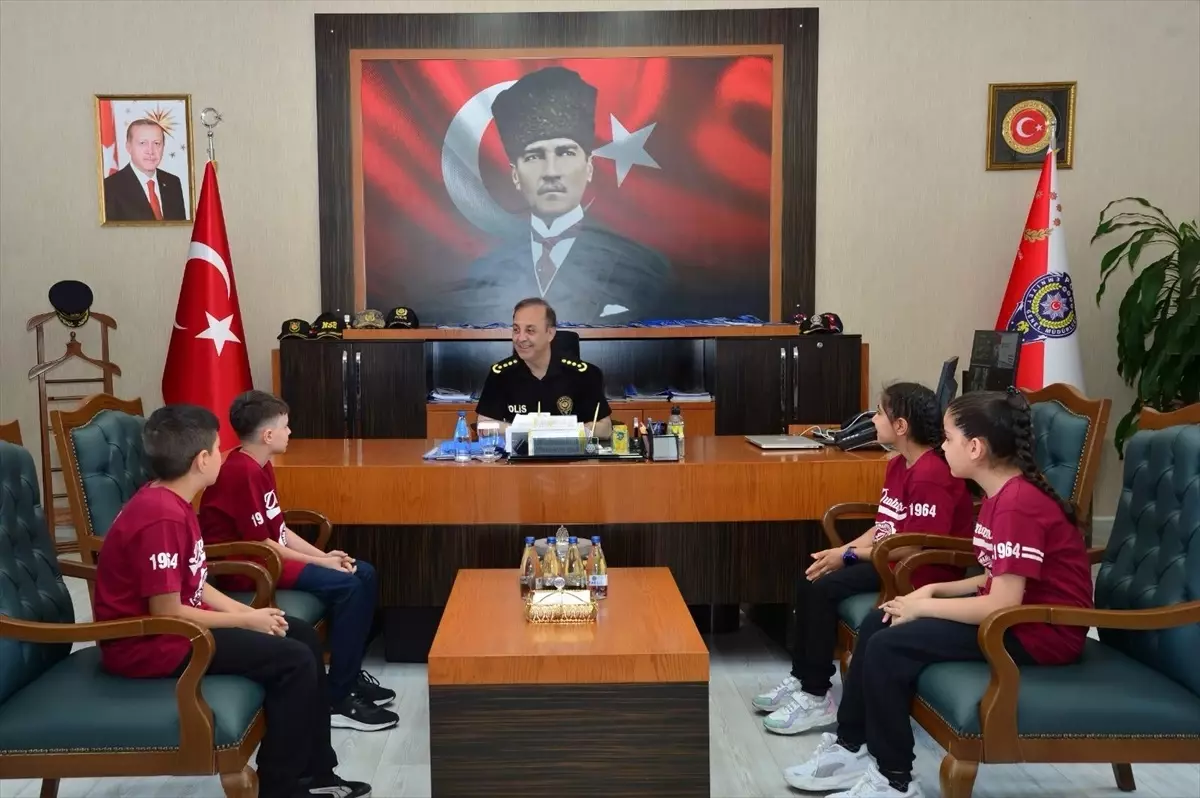 Adana Emniyet Müdürü, 23 Nisan Bayramı'nda Öğrenciye Makam Koltuğunu Bıraktı