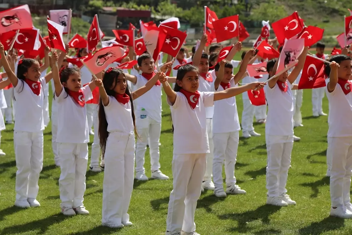 Adana, Mersin ve Osmaniye'nin ilçelerinde 23 Nisan Ulusal Egemenlik ve Çocuk Bayramı kutlandı