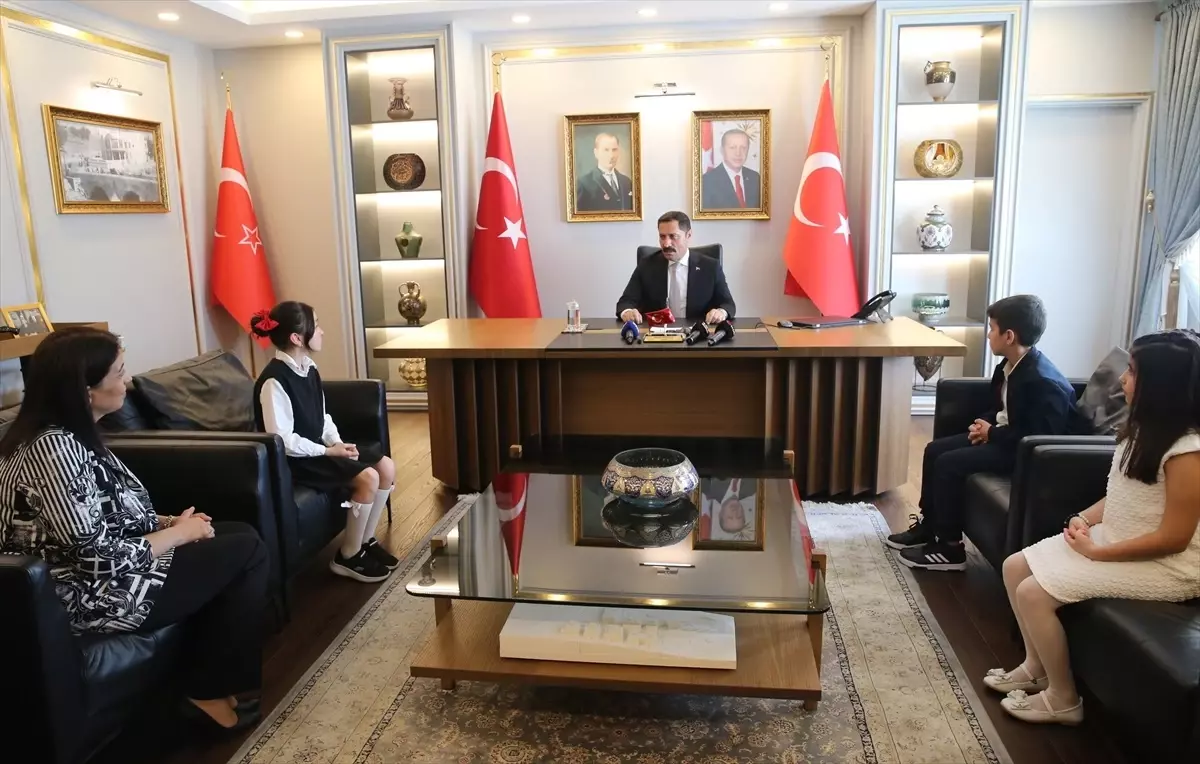Valiler, 23 Nisan Coşkusunu Öğrencilerle Paylaştı