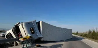 Afyonkarahisar'da Tır Devrildi: 2 Yaralı