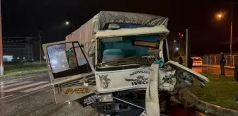 Afyonkarahisar'da Tır ve Kamyon Çarpıştı: 2 Yaralı