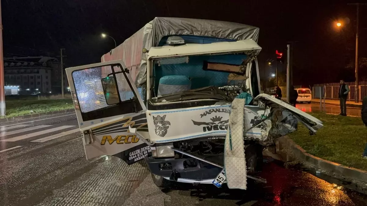 Afyonkarahisar'da Tır ve Kamyon Çarpıştı: 2 Yaralı