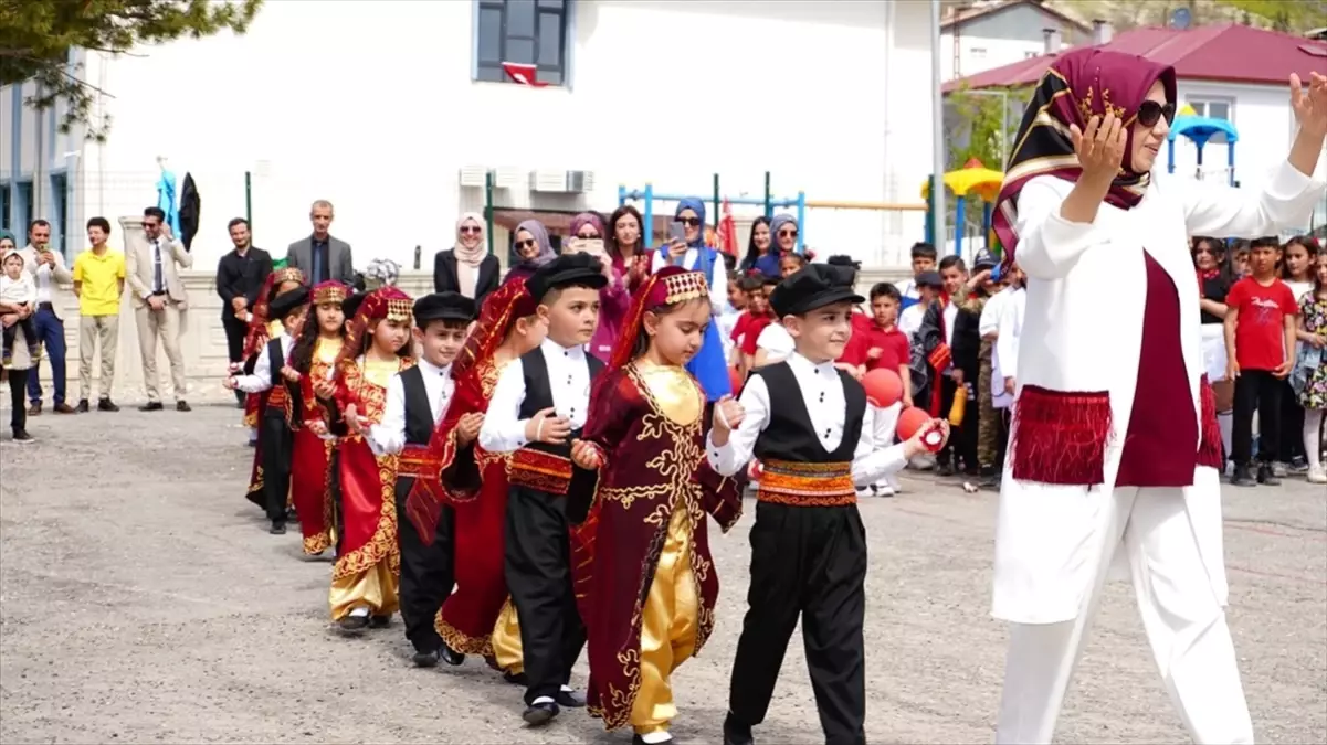 Elazığ'ın Ağın İlçesinde 23 Nisan Töreni Düzenlendi