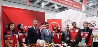 Aile ve Sosyal Hizmetler Bakan Yardımcısı Tarıkdaroğlu, engelli bireylerin eserlerini inceledi