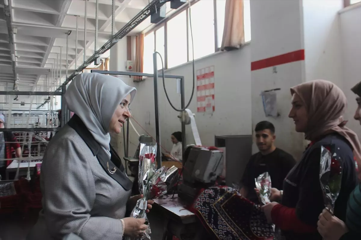 Tuğba Işık Ercan, Kadın İşçilere Çiçek Dağıtarak 1 Mayıs'ı Kutladı