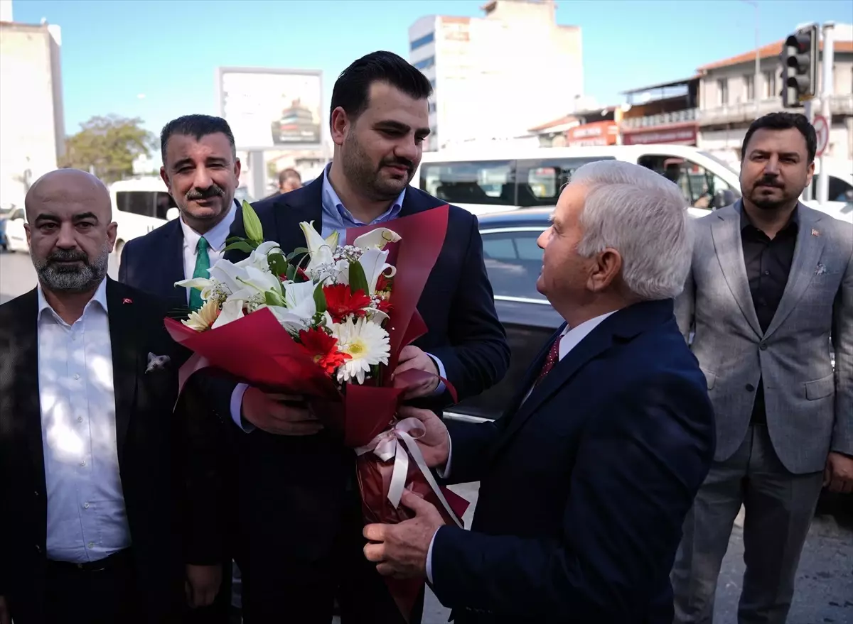 AK Parti Genel Sekreteri Eyyüp Kadir İnan İzmir'de Minibüsçülerle Bir Araya Geldi
