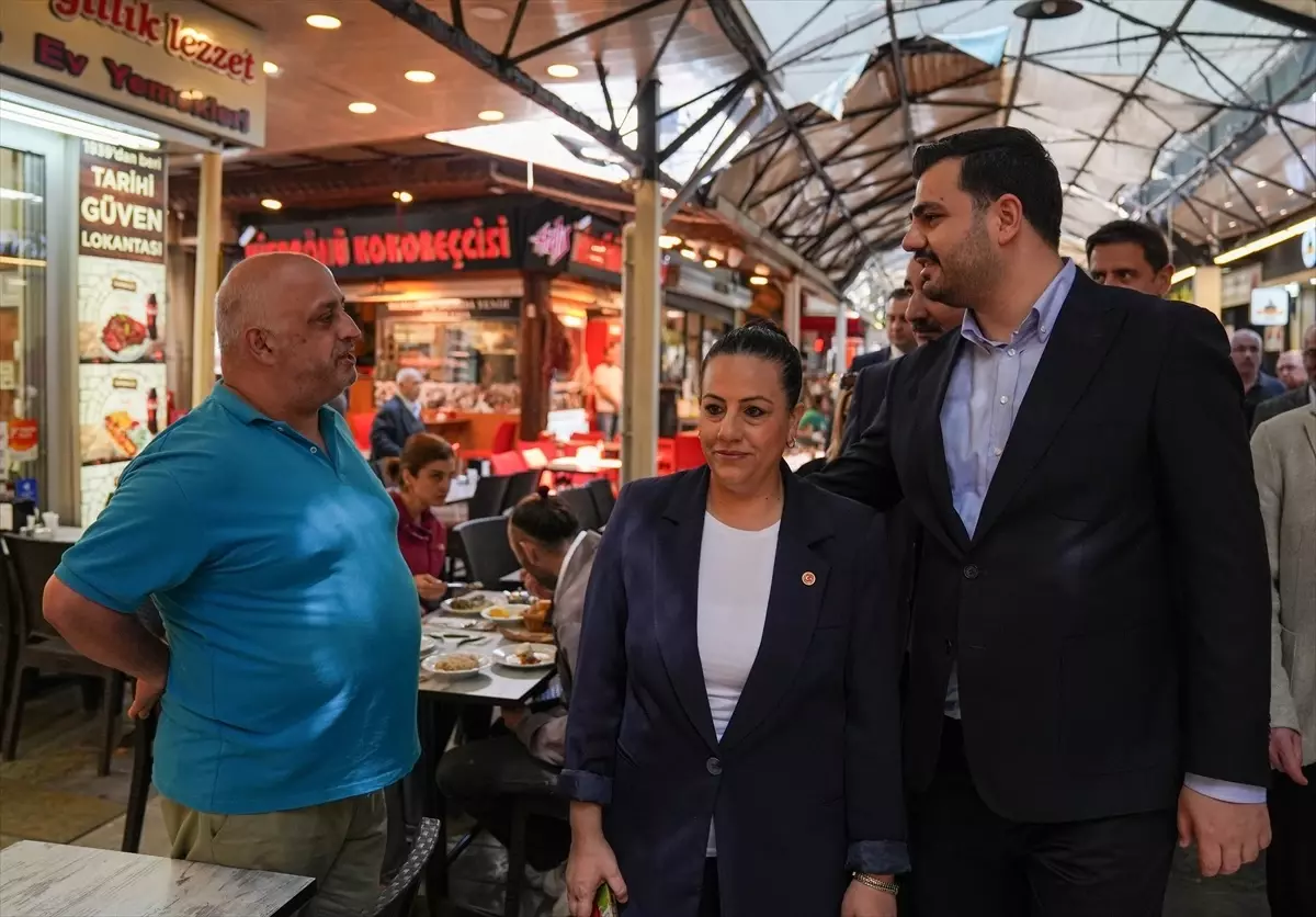 AK Parti Genel Sekreteri İnan, İzmir'de Esnafı Ziyaret Etti