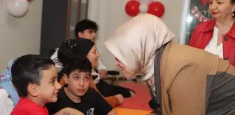 AK Parti Kadın Kolları Başkanı Ercan, 23 Nisan'da Hastanede Çocukları Ziyaret Etti