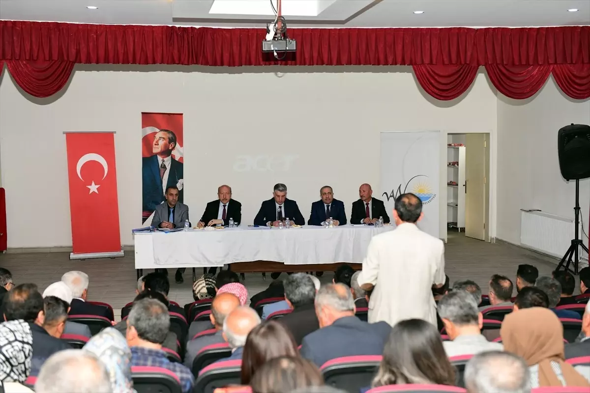 AK Parti Van İl Başkanı Muhtarlarla Bir Araya Geldi