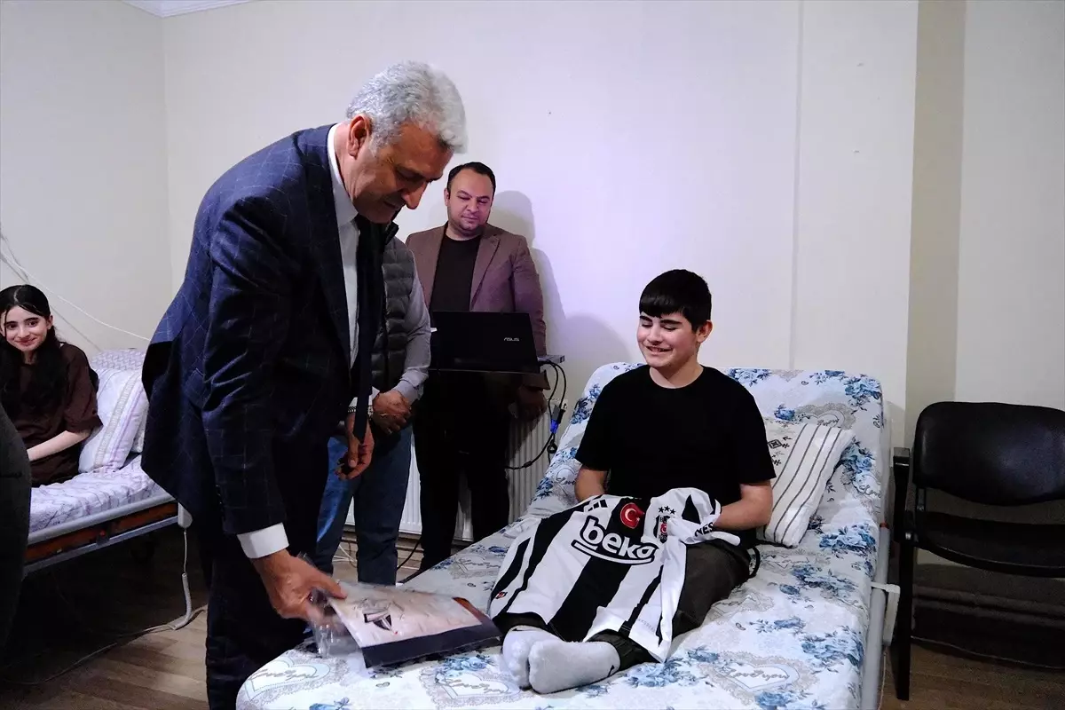 Fatma Betül Sayan Kaya ve Galatasaray Oyuncusu, Kas Hastası Çocuklarla Görüştü