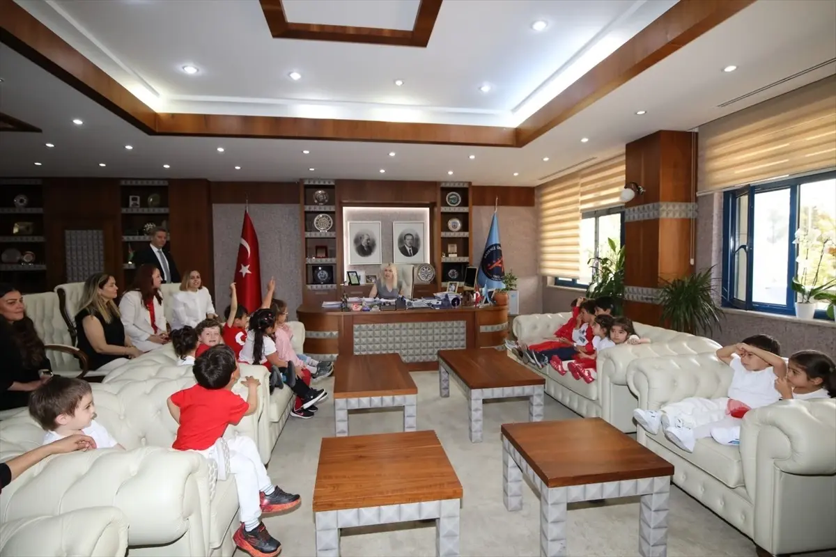 Rektör Özlenen Özkan, Çocuk Bayramı'nda Koltuğunu Çocuklara Bıraktı
