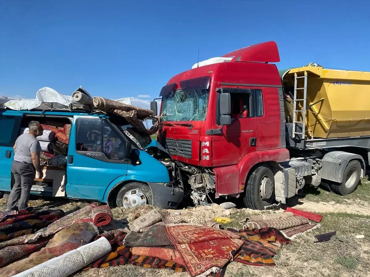 Aksaray'da Kamyon-Minisbüs Kazasında 1 Ağır Yaralı