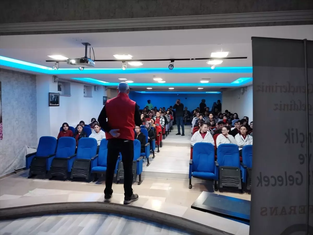 Tokat'ta Öğrencilere 'Gençlik ve Güvenli Gelecek' Konferansı