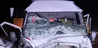 Amasya'da Minibüs Tıra Çarptı, 2 Yaralı