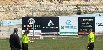 Hakem Kırmızı Kartla Sahaya Giren Köpeği Uzaklaştırdı