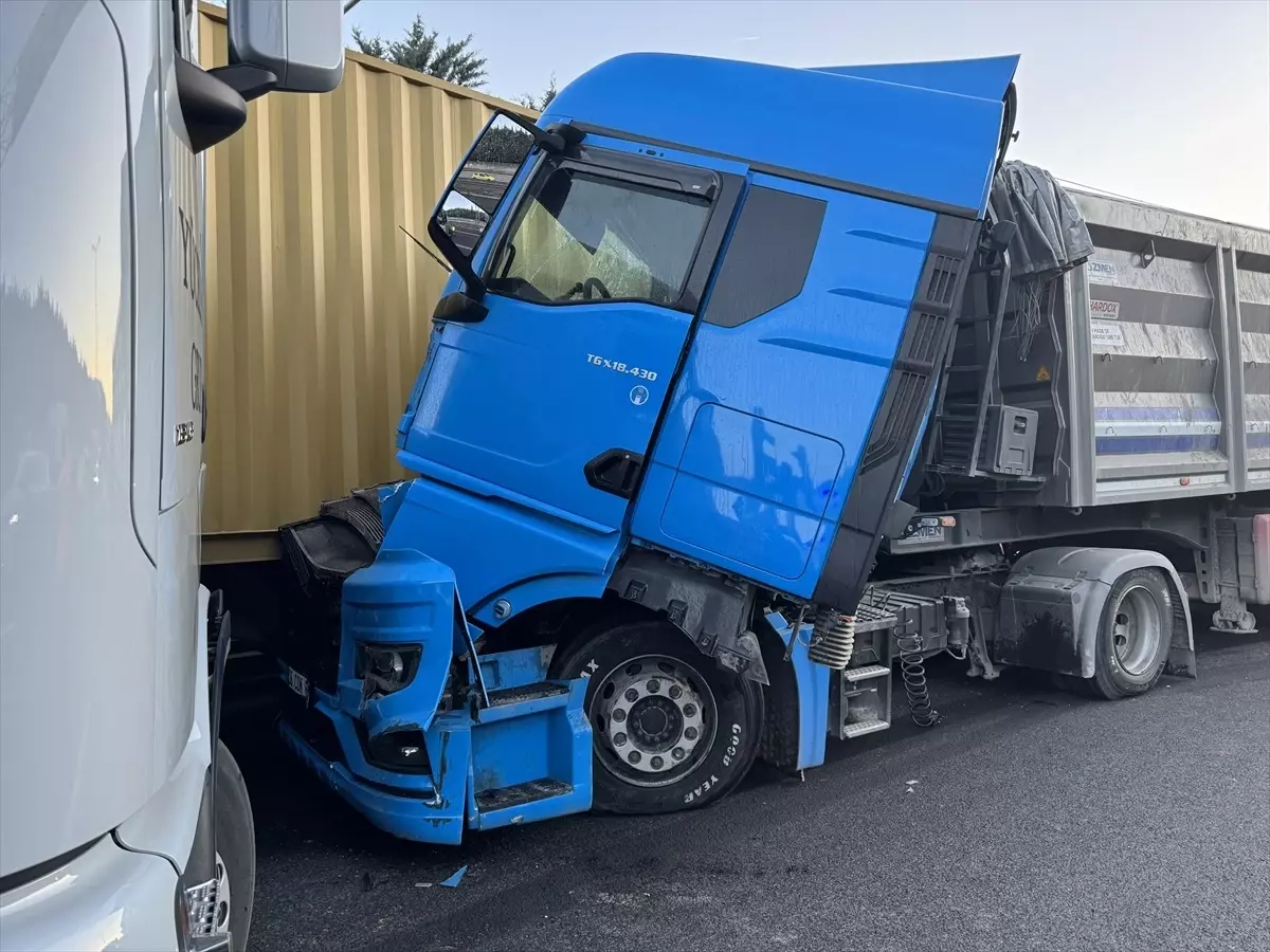 Kocaeli'de Zincirleme Trafik Kazası: 2 Tır ve 1 Kamyon Karıştı