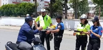 Anamur'da Trafik Uygulamasında Sürücülere Muz ve Çilek İkramı