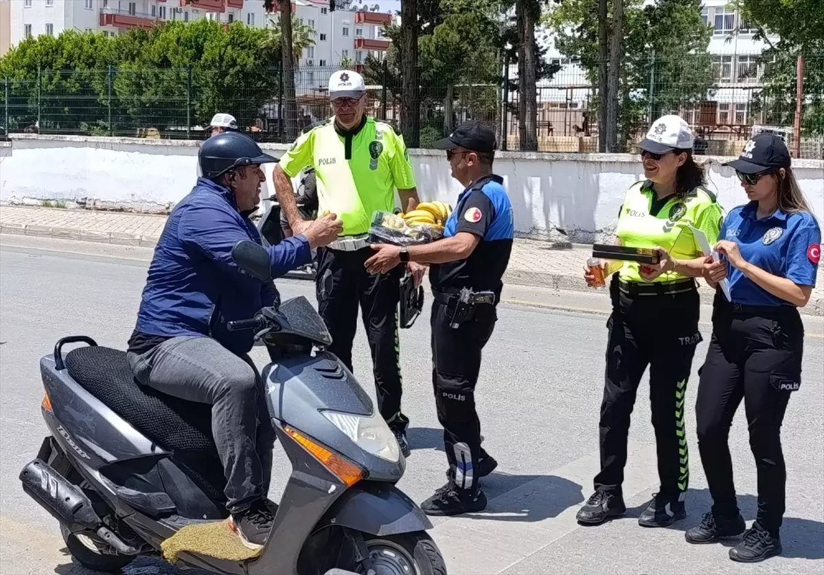 Anamur'da Trafik Uygulamasında Sürücülere Muz ve Çilek İkramı