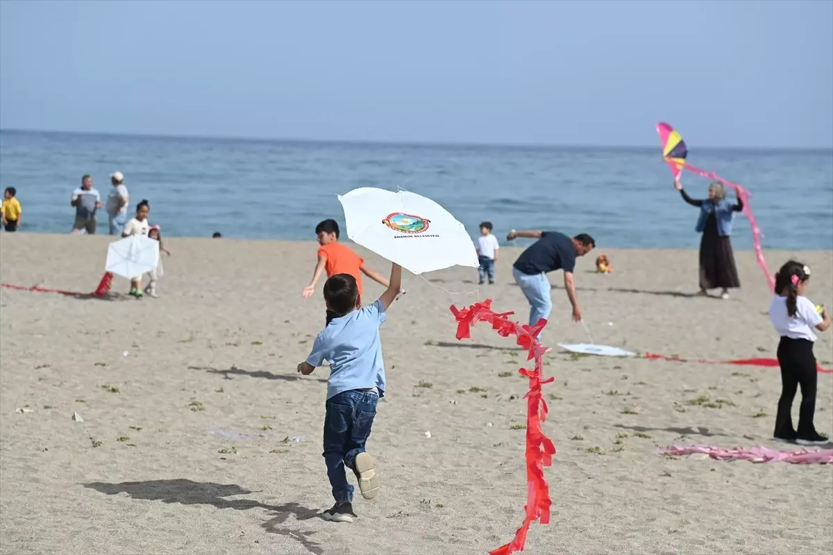 Anamur'da Uçurtma Şenliği Coşkusu