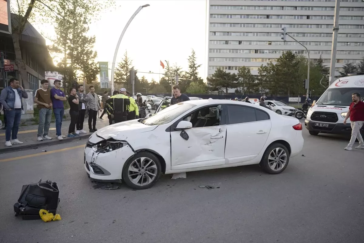 Ankara'da Motosiklet ve Otomobil Çarpıştı: 2 Yaralı