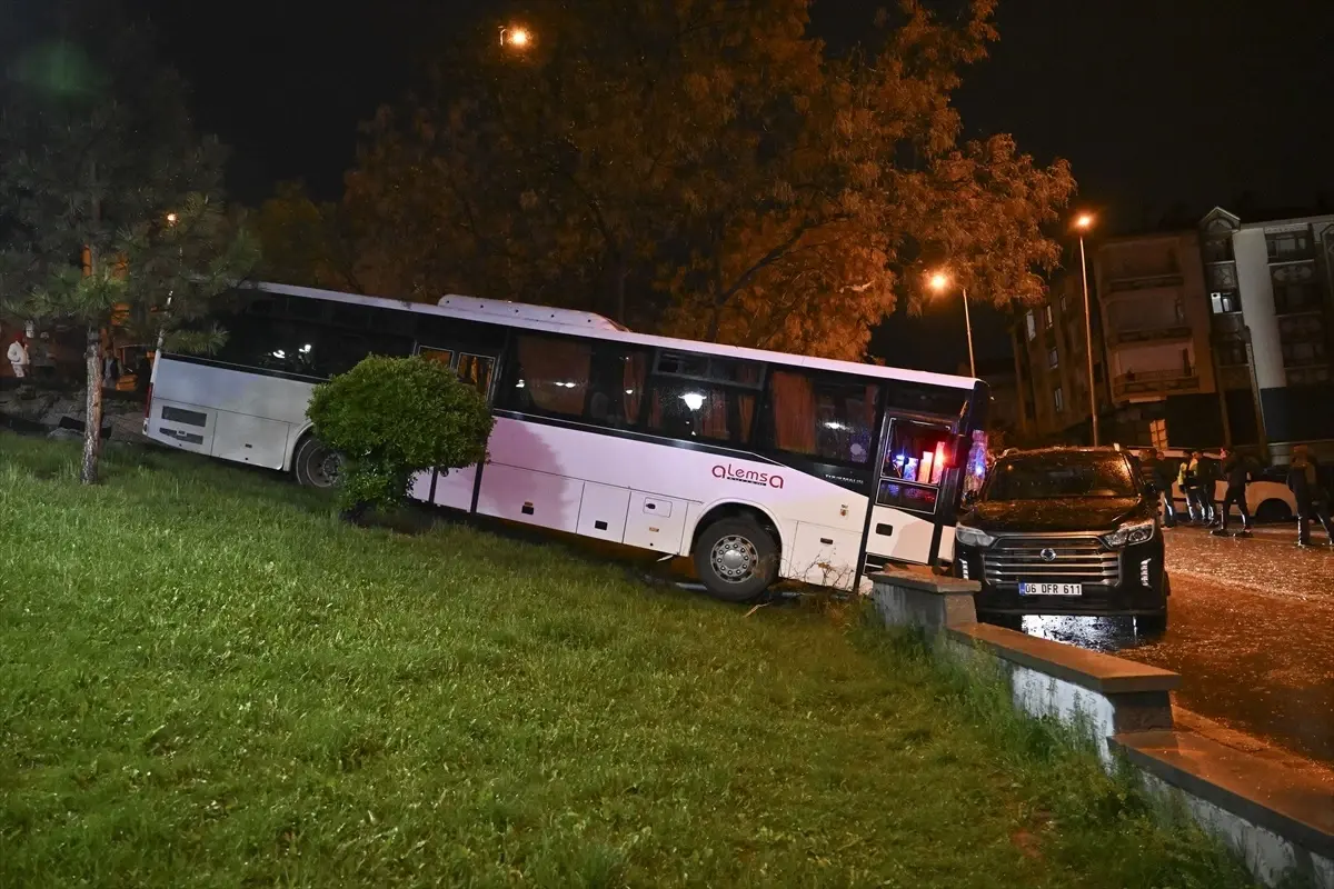 Ankara'da Freni Boşalan İşçi Servisi Park Halindeki Araçlara Çarptı