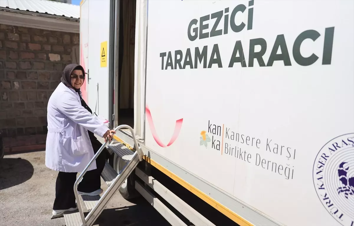 Annesini ve kardeşini kanserden kaybeden 'yılın ebesi', erken teşhis için mücadele ediyor