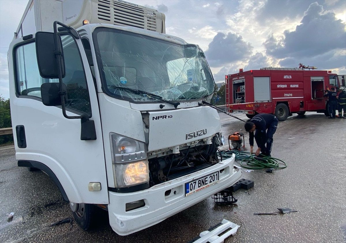 Antalya'da Zincirleme Trafik Kazası: 1 Yaralı