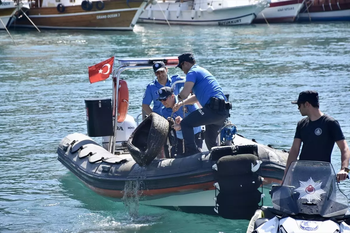 Antalya'da Deniz Dibi Temizliği Yapıldı