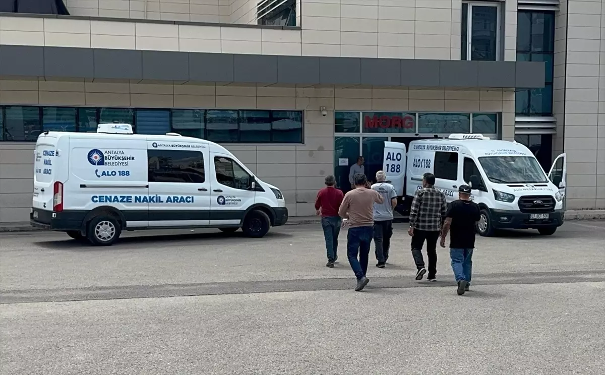 Antalya'da Sulama Kanalında Hayatını Kaybeden Çocuğun Cenazesi Ailesine Teslim Edildi