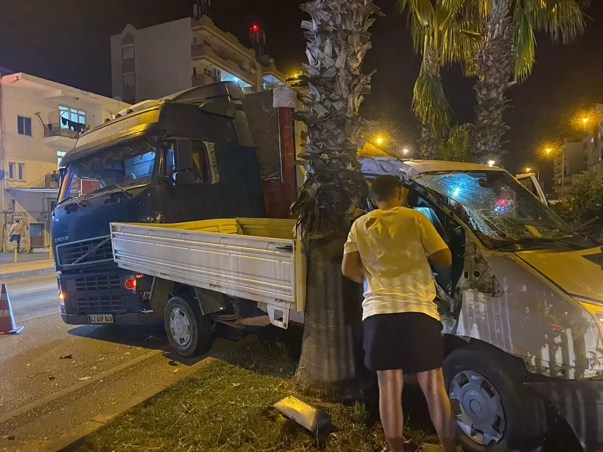 Antalya'da Tır ile Kamyonet Çarpıştı: 1 Yaralı