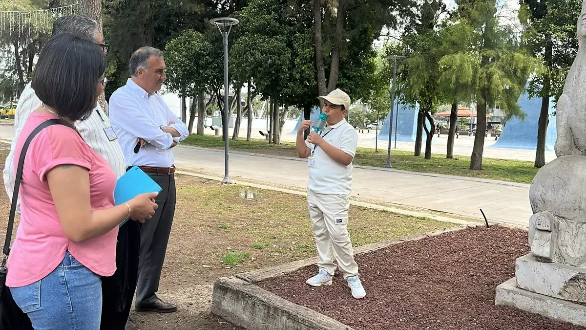 Öğrenciler Turistlere Antalya'yı Tanıtıyor
