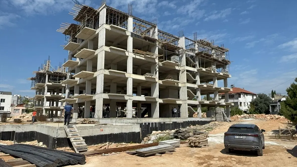 Antalya'da İnşaatta Düşen İşçi Hayatını Kaybetti