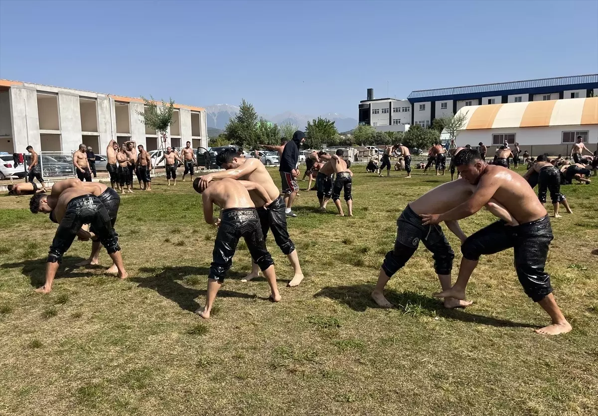 Antalya'da Yağlı Güreş Pehlivanları Yeni Sezona Hazırlanıyor