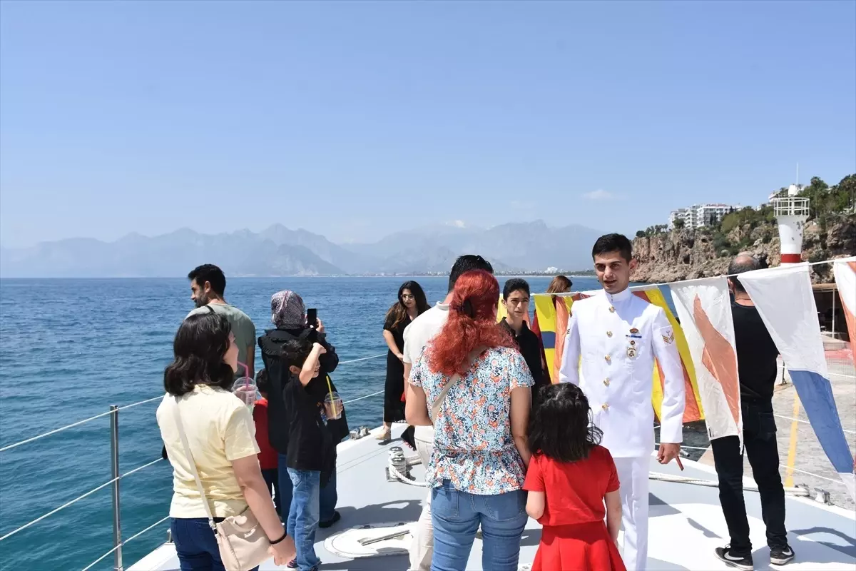 Antalya'da Çocuk Bayramı Kutlamalarında Savaş Gemileri ve Botlar Ziyarete Açıldı