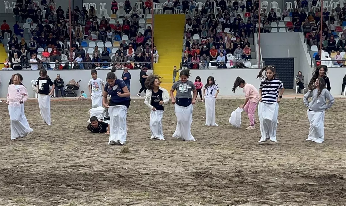 Kumluca'da Kadınlar Arası Festivalde Yarışmalar Düzenlendi
