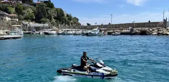 Antalya açıklarında mahsur kalan 3 kişi deniz polisi tarafından kurtarıldı