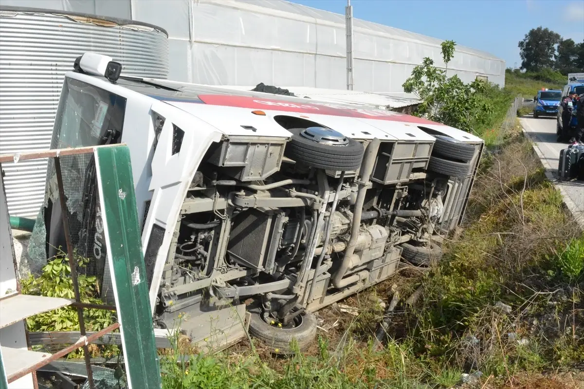 Manavgat'ta Tur Midibüsü Devrildi: 19 Yaralı