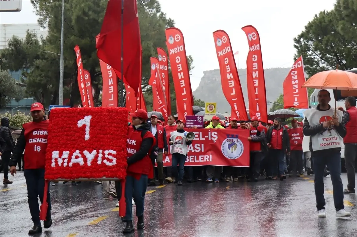 1 Mayıs Emek ve Dayanışma Günü Kutlamaları Ege Bölgesi'nde Coşkuyla Gerçekleşti