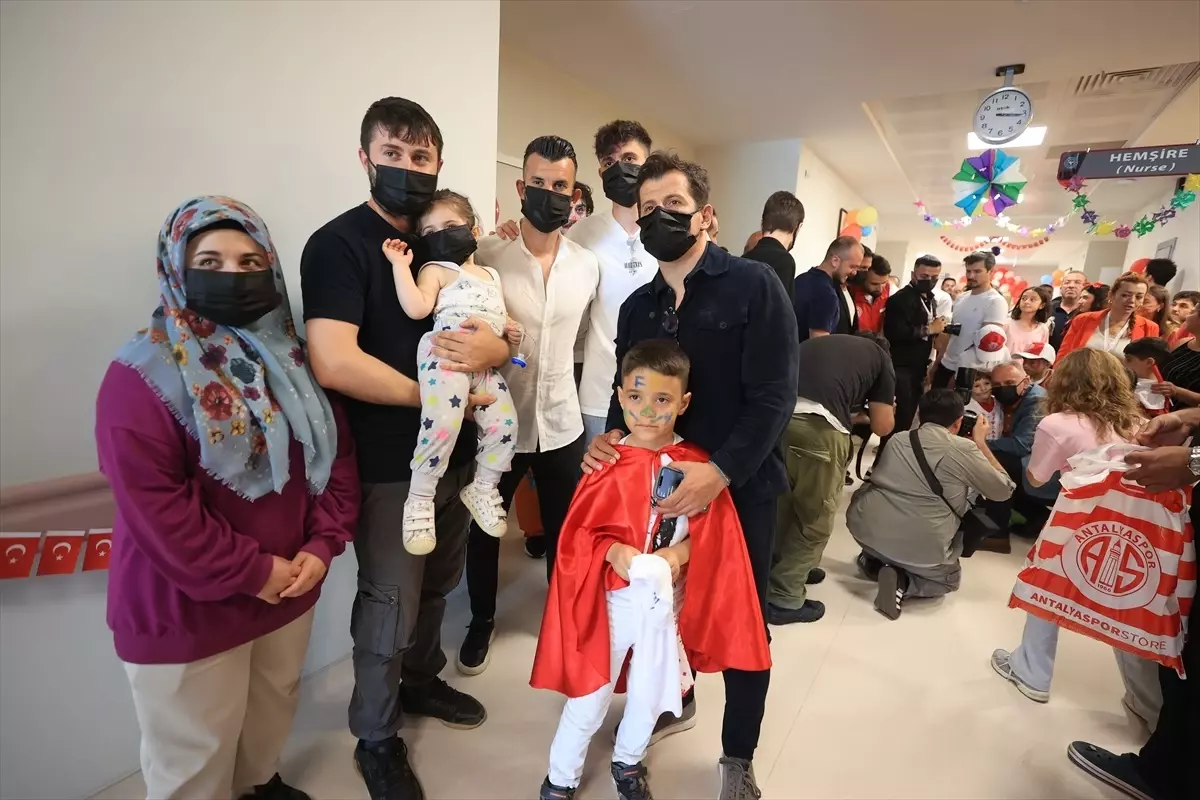Emre Belözoğlu ve Antalyasporlu Futbolcular Çocukları Ziyaret Etti