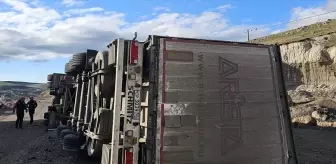 Ardahan'da Tır Devrildi, Sürücü Yaralandı
