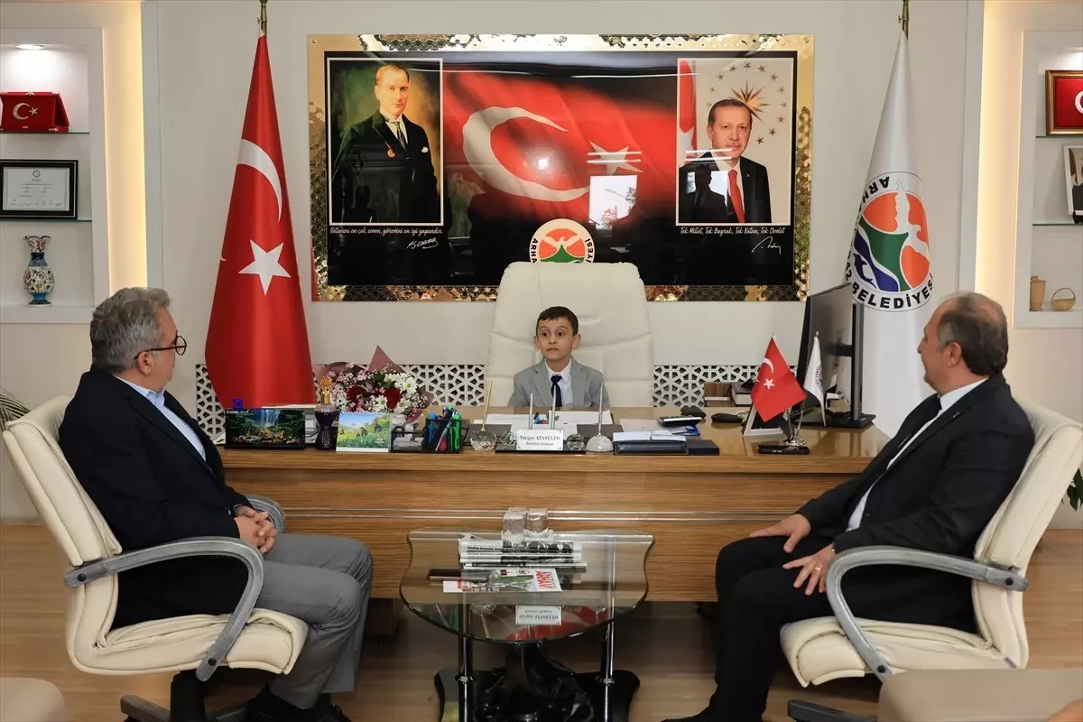 Arhavi Belediye Başkanı 23 Nisan'da Öğrencilerle Bir Araya Geldi