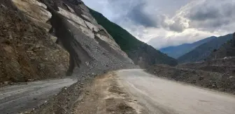 Artvin-Ardahan Kara Yolunda Heyelan nedeniyle Ulaşım Kapandı