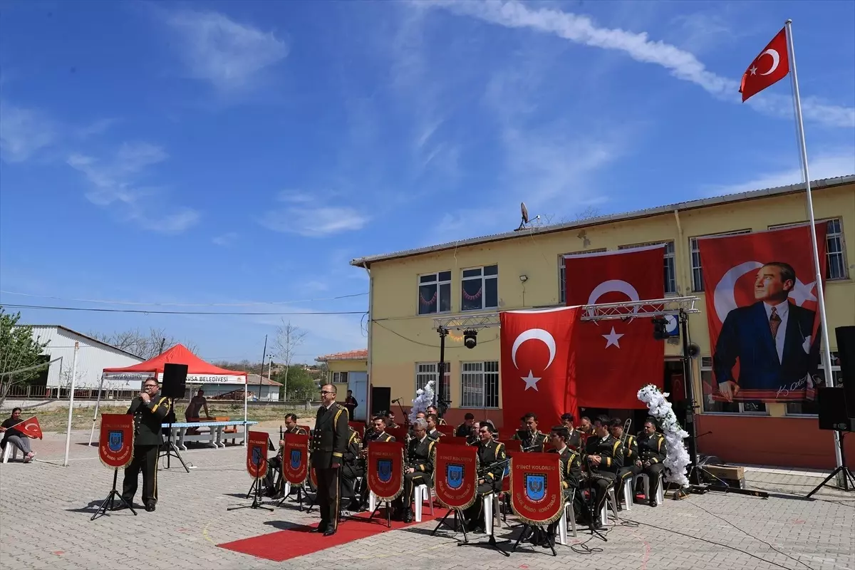 Askeri bando Edirne'de köy okulunda konser verdi