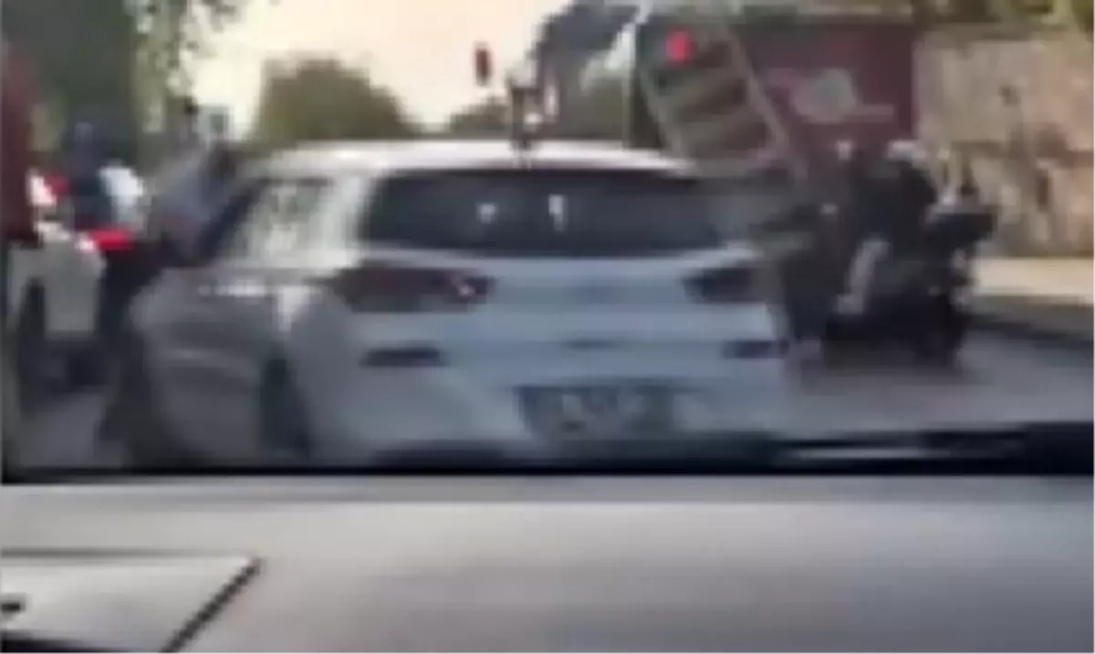 Ataşehir'de Trafik Kavgası: Sürücü Aracını Diğerine Sıkıştırmaya Çalıştı