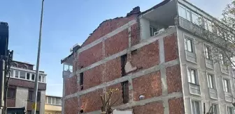 Avcılar'da 'pes' dedirten olay: Bina yıkıldı, iki oda açıkta kaldı