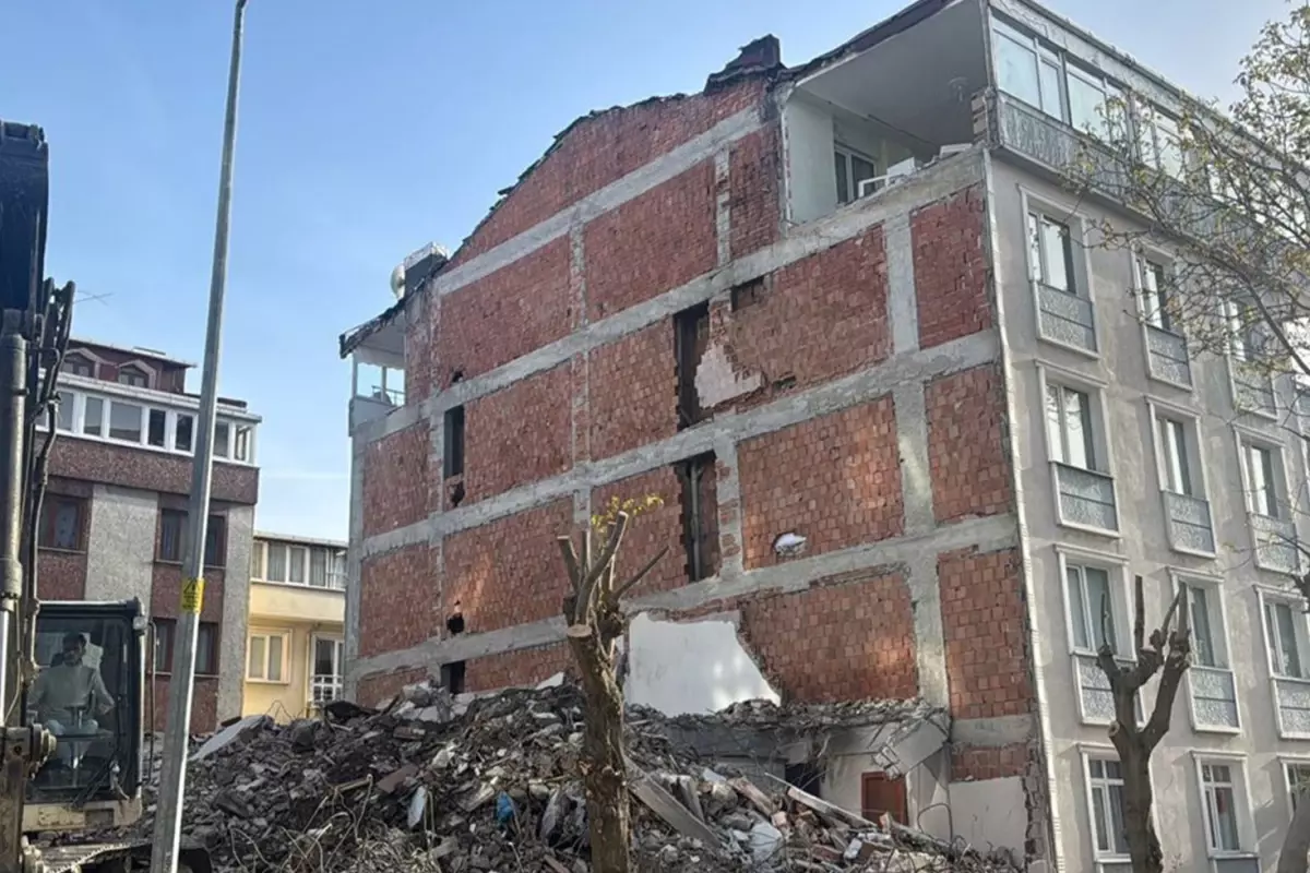 Avcılar'da 'pes' dedirten olay: Bina yıkıldı, iki oda açıkta kaldı