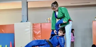 16 Yaşındaki Ayşenaz Tosun, Kuraş Avrupa Şampiyonası'ndan Altın Madalya ile Döndü